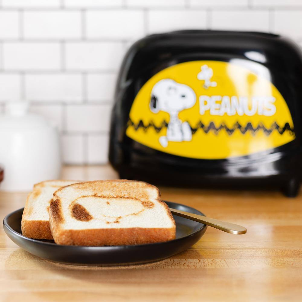 Uncanny Brands Black Peanuts Snoopy 2-Slice Toaster