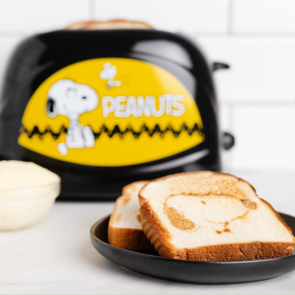 Uncanny Brands Black Peanuts Snoopy 2-Slice Toaster