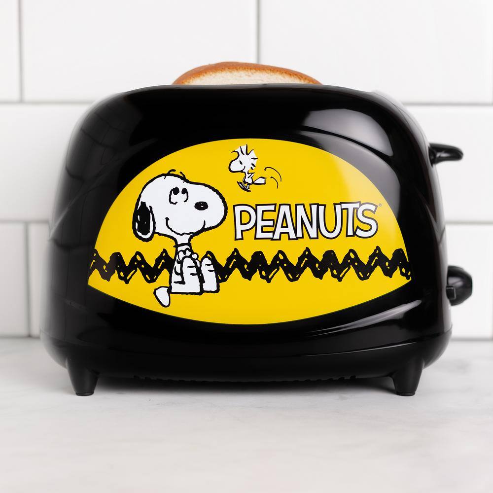 Uncanny Brands Black Peanuts Snoopy 2-Slice Toaster