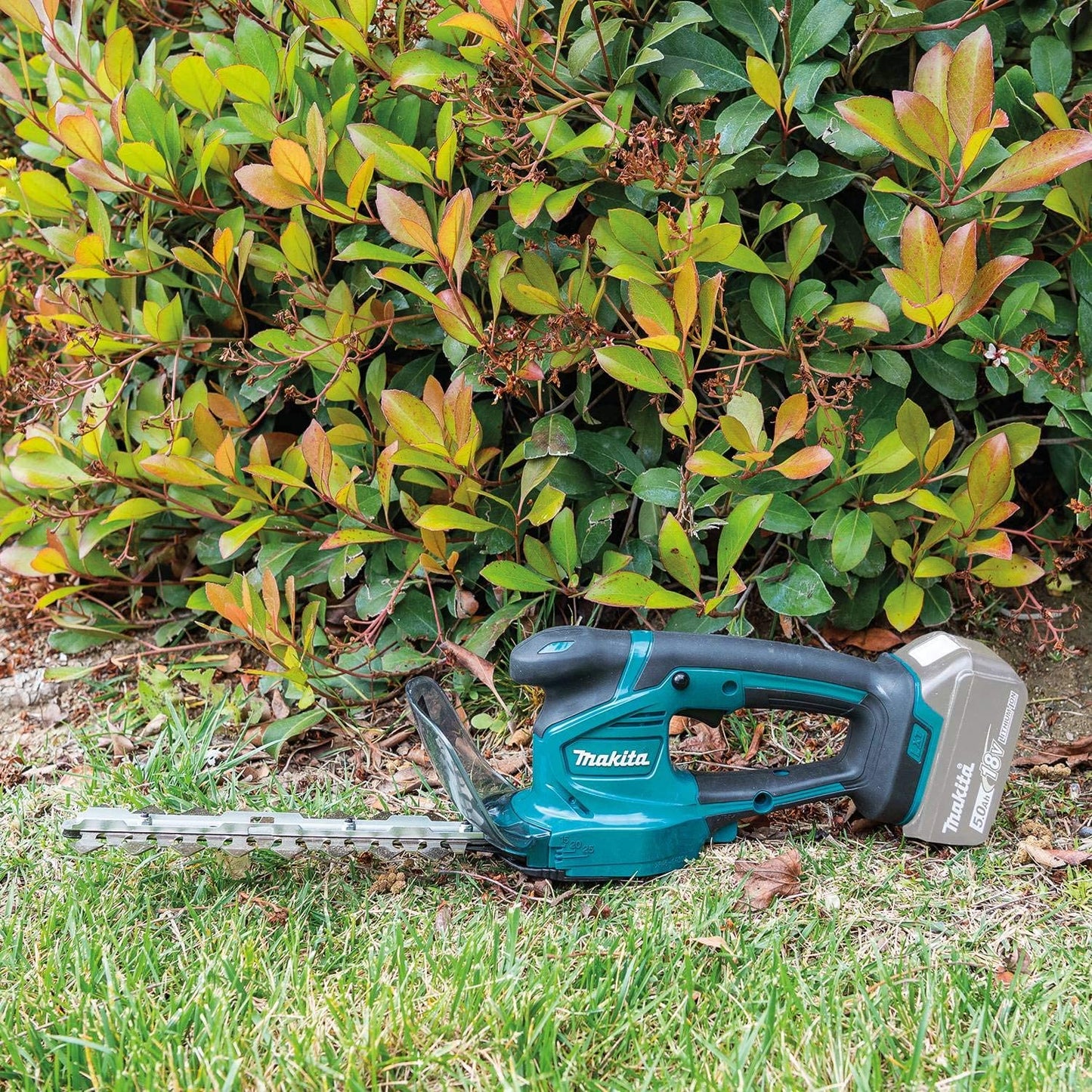 Makita  18V LXT Lithium-Ion Cordless Grass Shear with Hedge Trimmer Blade, Tool Only