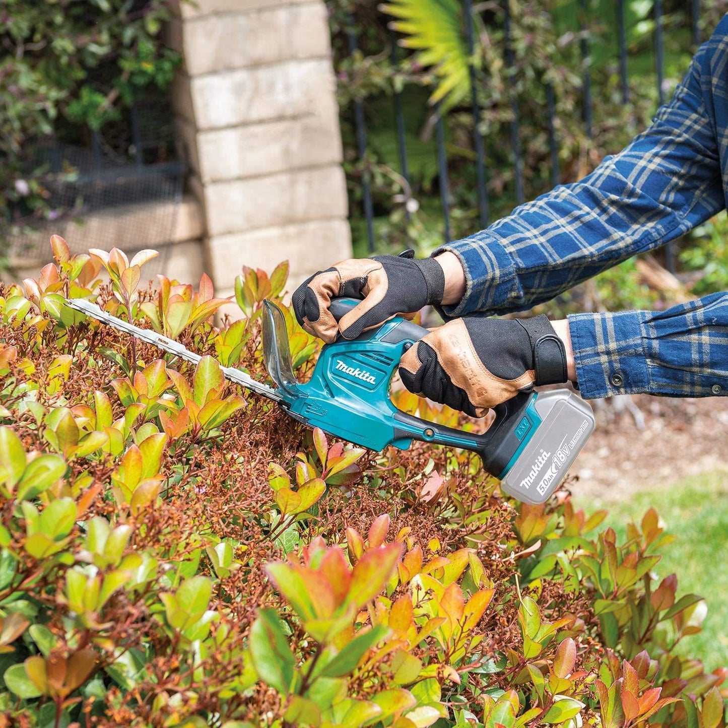 Makita  18V LXT Lithium-Ion Cordless Grass Shear with Hedge Trimmer Blade, Tool Only