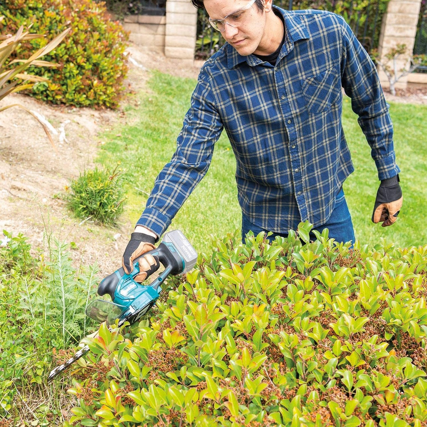 Makita  18V LXT Lithium-Ion Cordless Grass Shear with Hedge Trimmer Blade, Tool Only