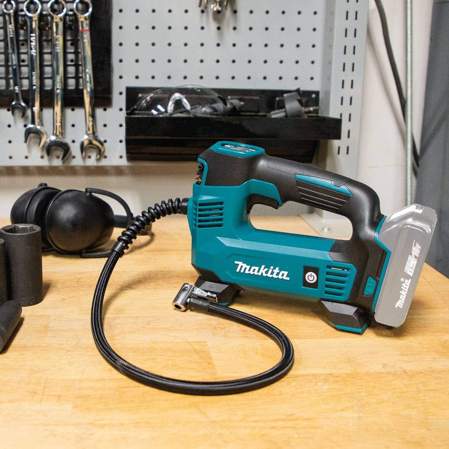 Makita  18V LXT Lithium-Ion Cordless Inflator (Tool-Only)