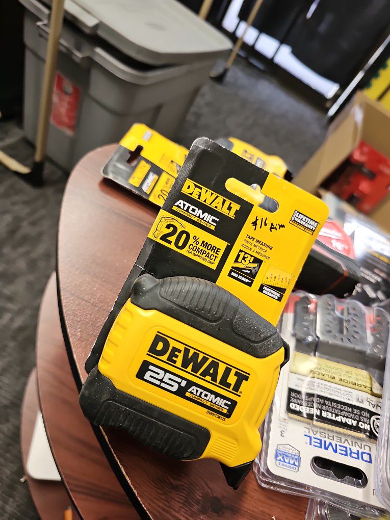 DEWALT  ATOMIC 25 ft. x 1-1/8 in. Tape Measure